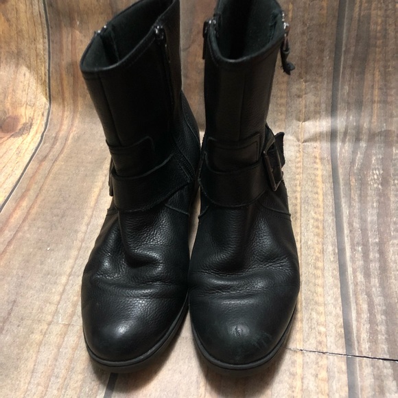 Clarks black leather boot with chrome hardware size 7.5 barely worn - Picture 2 of 4